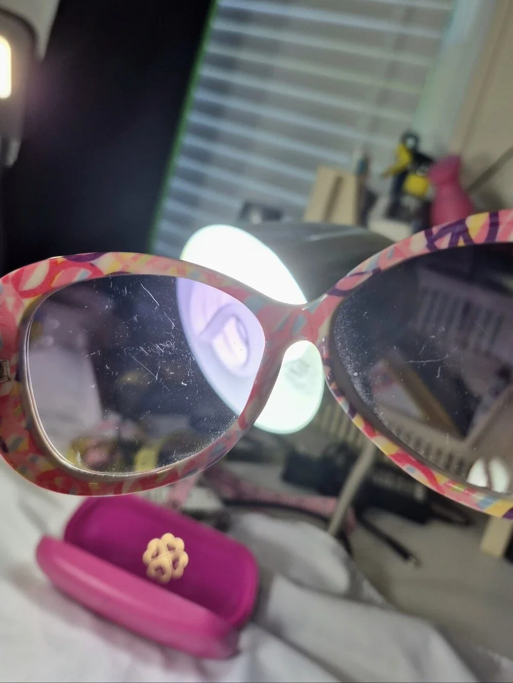 Italy Design Retro Peace Sign Sunglasses & Candie's Pink Case Bundle Y2K Hippy